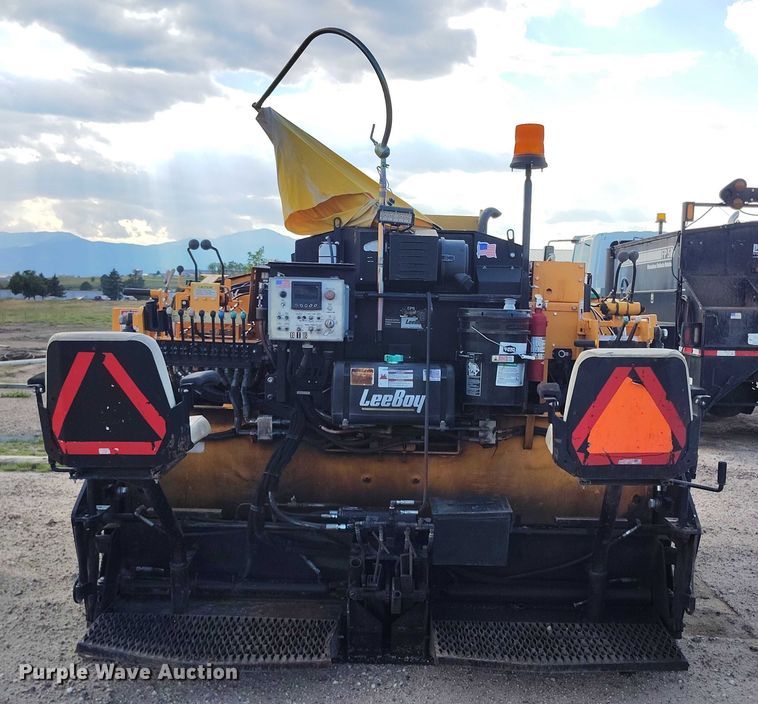 image for item IP9677 2018 LeeBoy 7000C paver