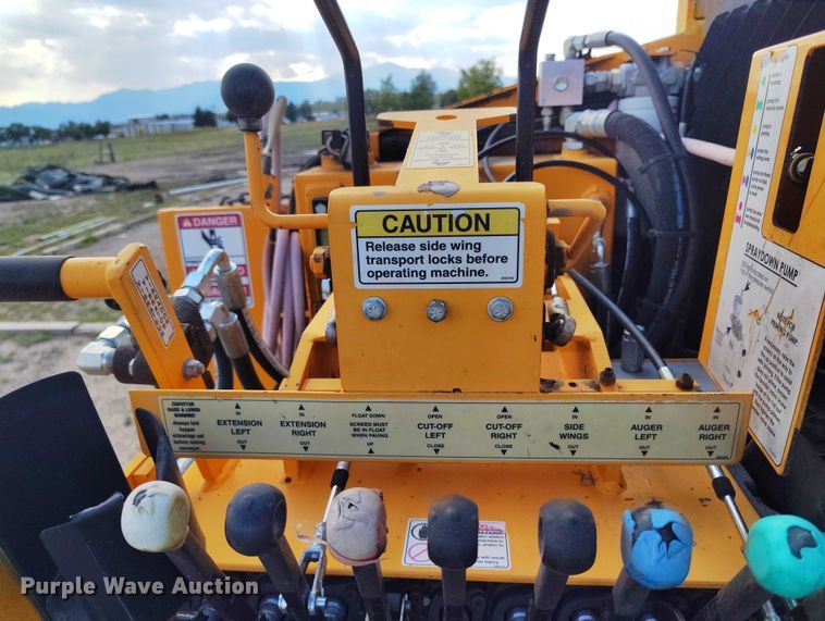 image for item IP9677 2018 LeeBoy 7000C paver