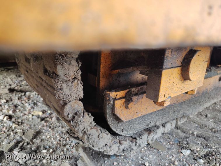 image for item IP9677 2018 LeeBoy 7000C paver