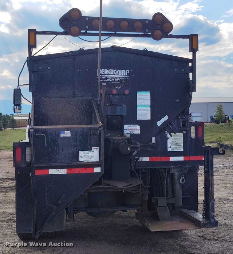 image for item IP9678 2012 International WorkStar 7500 pothole patcher truck