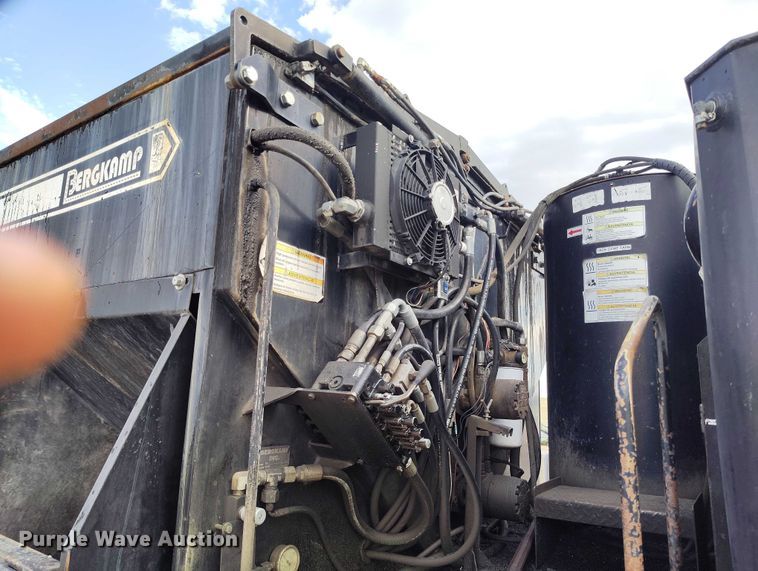 image for item IP9678 2012 International WorkStar 7500 pothole patcher truck