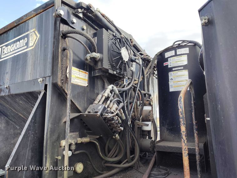 image for item IP9678 2012 International WorkStar 7500 pothole patcher truck