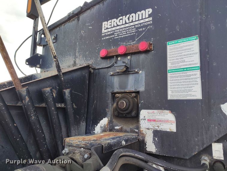 image for item IP9678 2012 International WorkStar 7500 pothole patcher truck