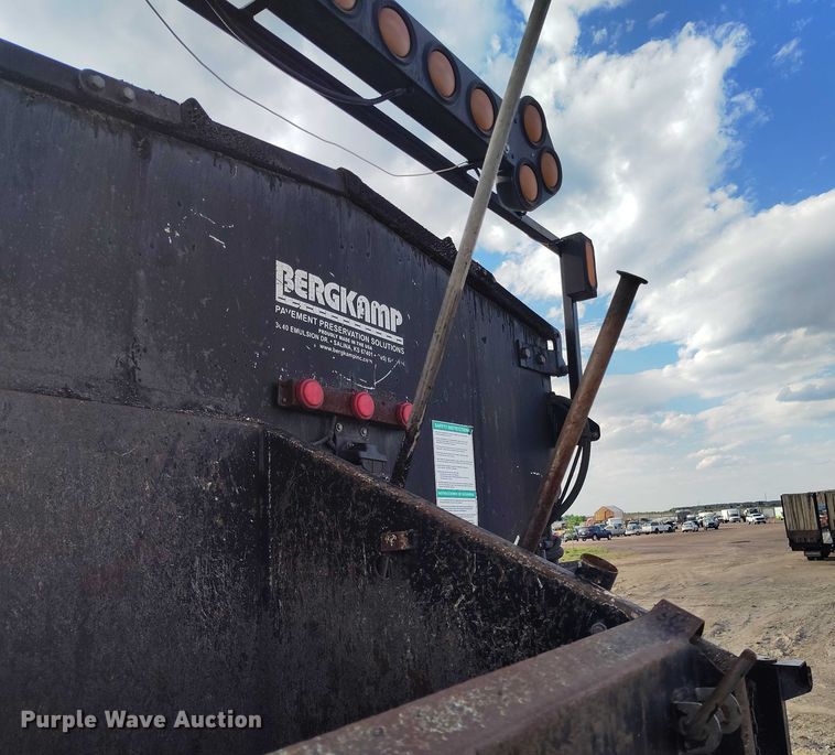 image for item IP9678 2012 International WorkStar 7500 pothole patcher truck