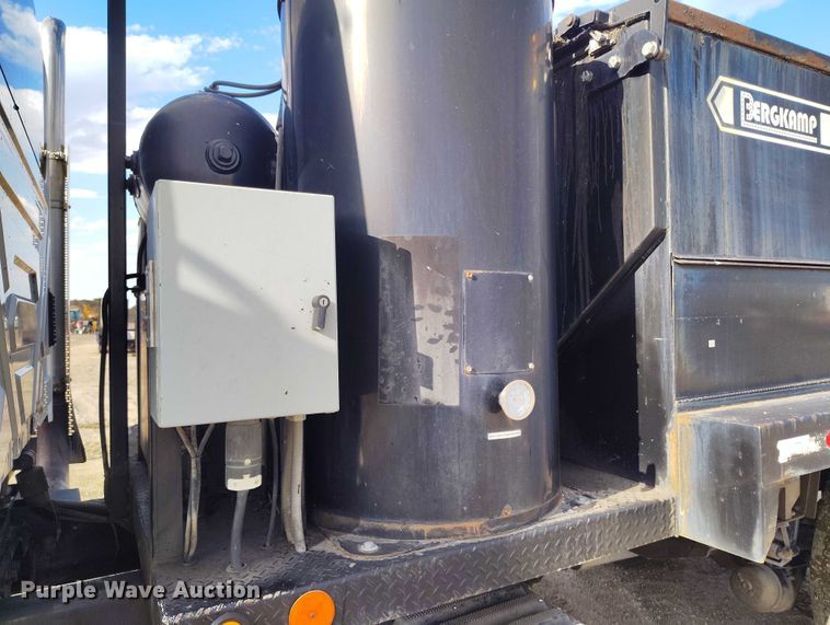 image for item IP9678 2012 International WorkStar 7500 pothole patcher truck