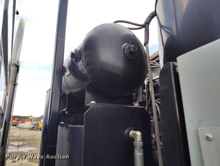 image for item IP9678 2012 International WorkStar 7500 pothole patcher truck