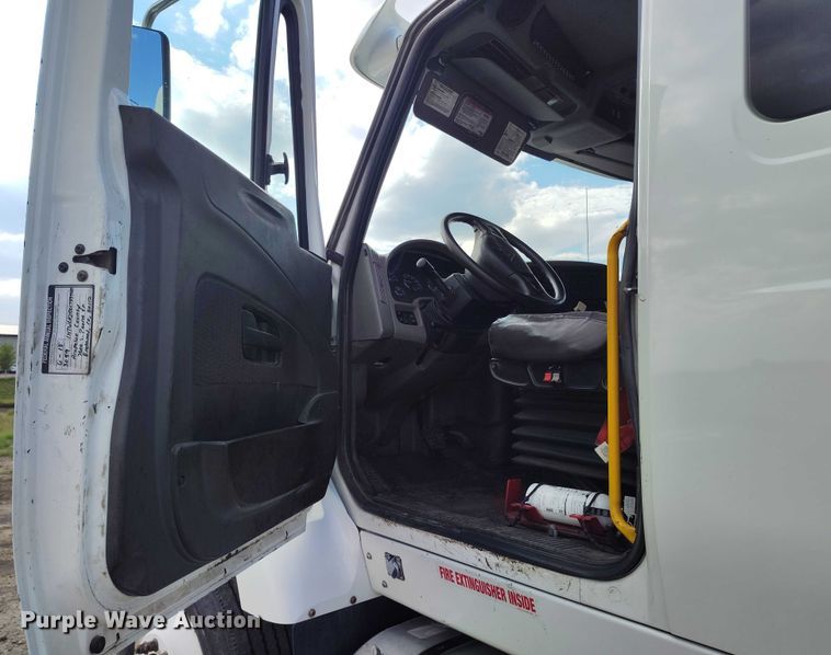 image for item IP9678 2012 International WorkStar 7500 pothole patcher truck