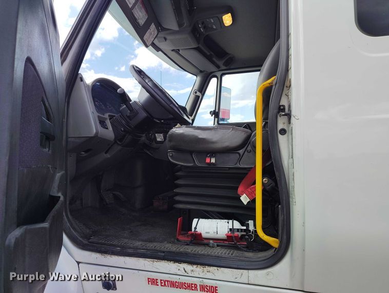 image for item IP9678 2012 International WorkStar 7500 pothole patcher truck