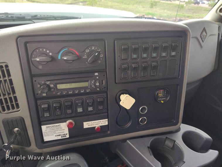 image for item IP9678 2012 International WorkStar 7500 pothole patcher truck