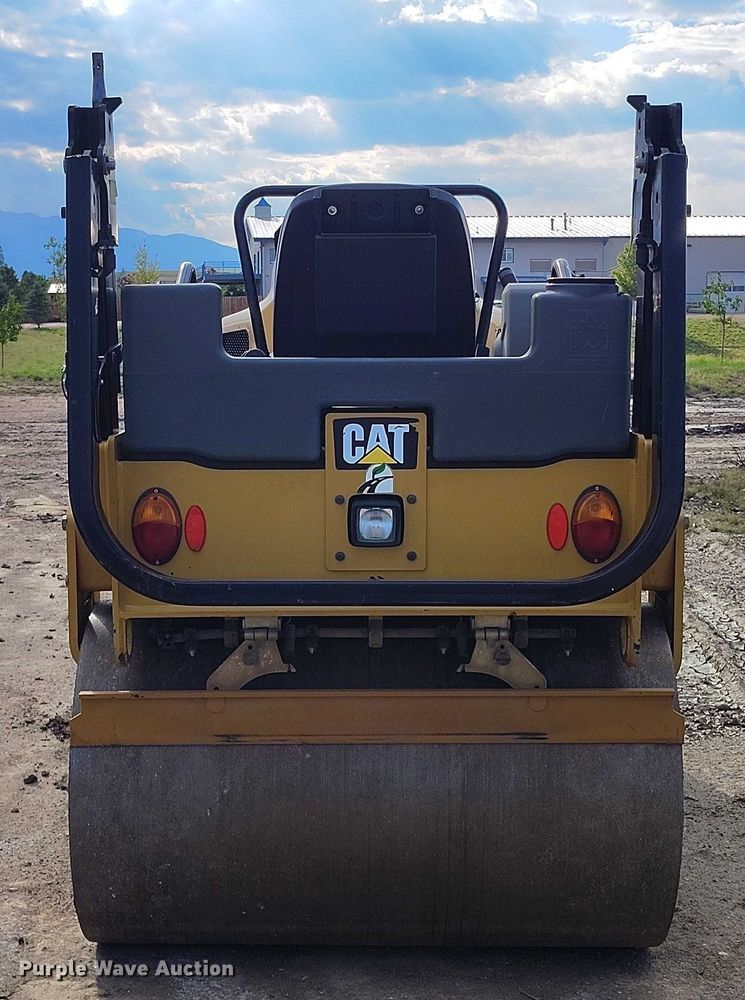 image for item IP9696 2018 Caterpillar CB34B double drum vibratory roller