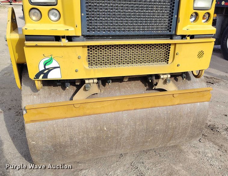 image for item IP9696 2018 Caterpillar CB34B double drum vibratory roller