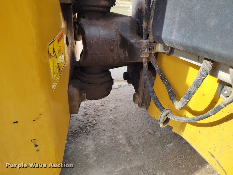 image for item IP9696 2018 Caterpillar CB34B double drum vibratory roller