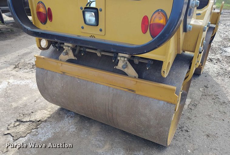 image for item IP9696 2018 Caterpillar CB34B double drum vibratory roller