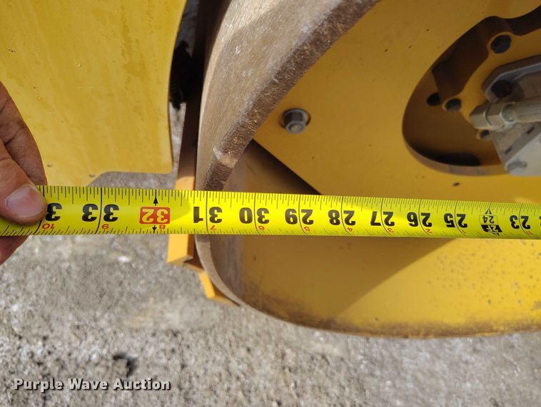 image for item IP9696 2018 Caterpillar CB34B double drum vibratory roller