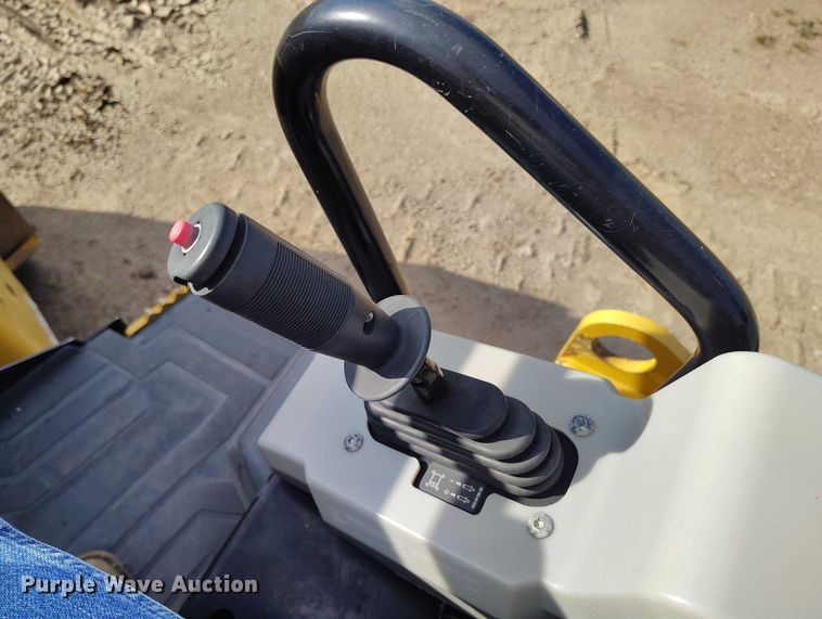 image for item IP9696 2018 Caterpillar CB34B double drum vibratory roller