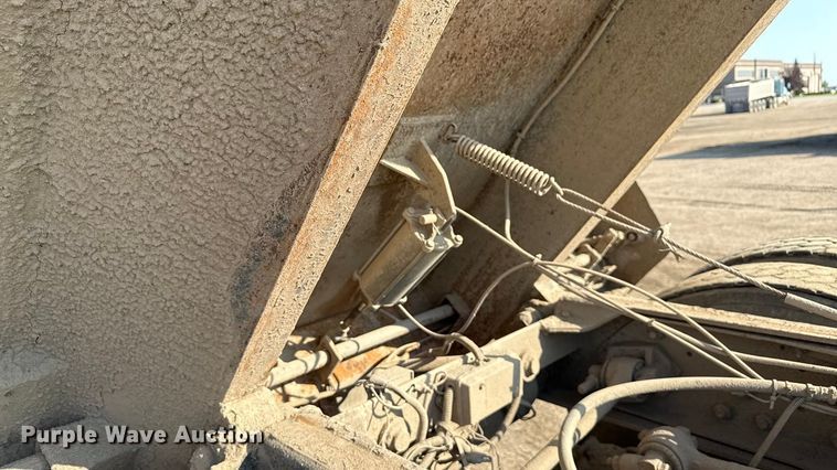 image for item ND9416 1995 Ford L9000 dump truck