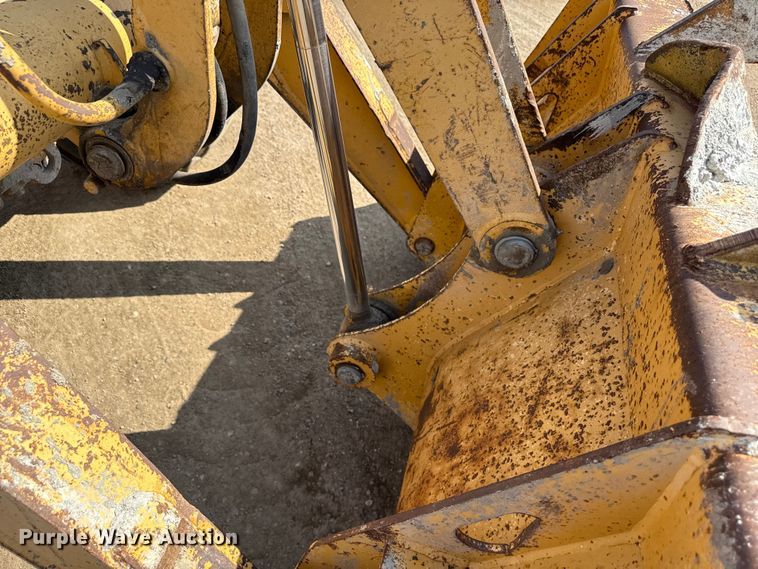 image for item ND9420 1998 John Deere 210LE landscape tractor