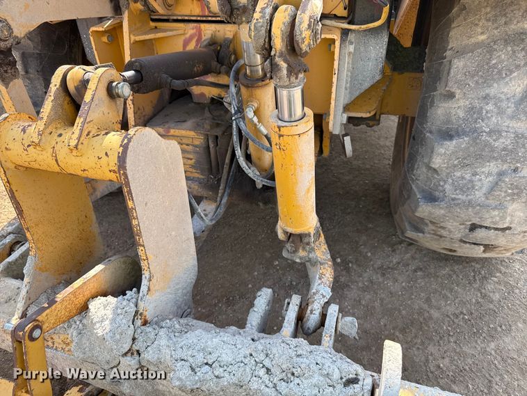 image for item ND9420 1998 John Deere 210LE landscape tractor