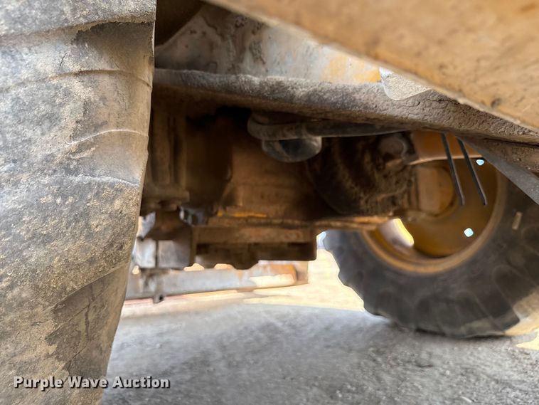 image for item ND9420 1998 John Deere 210LE landscape tractor