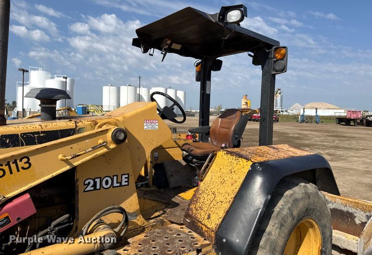 image for item ND9420 1998 John Deere 210LE landscape tractor