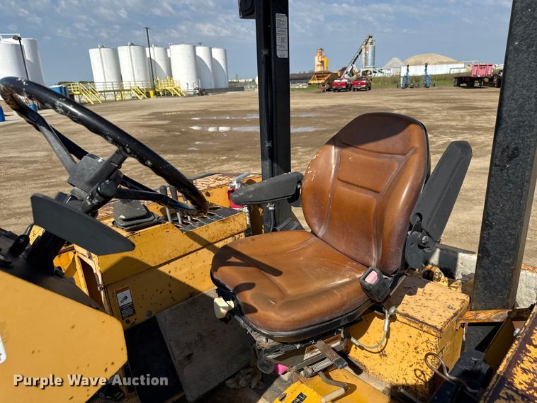 image for item ND9420 1998 John Deere 210LE landscape tractor