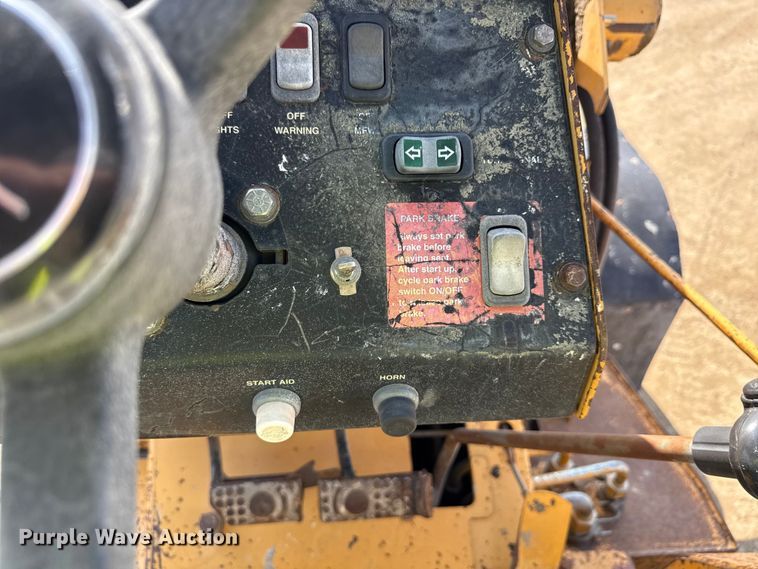 image for item ND9420 1998 John Deere 210LE landscape tractor