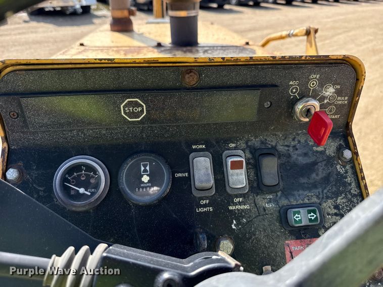 image for item ND9420 1998 John Deere 210LE landscape tractor