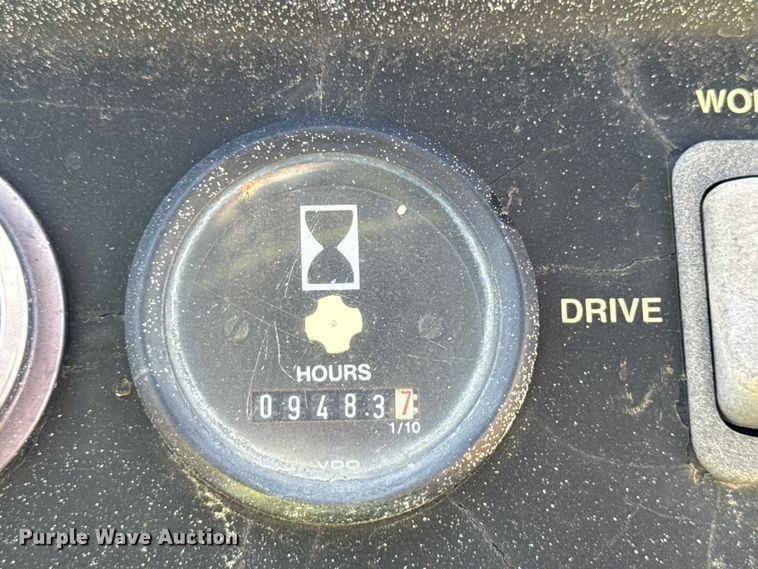 image for item ND9420 1998 John Deere 210LE landscape tractor