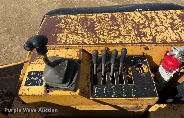 image for item ND9420 1998 John Deere 210LE landscape tractor