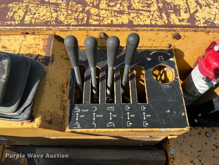 image for item ND9420 1998 John Deere 210LE landscape tractor