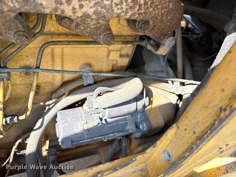 image for item ND9420 1998 John Deere 210LE landscape tractor