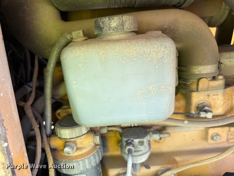 image for item ND9420 1998 John Deere 210LE landscape tractor