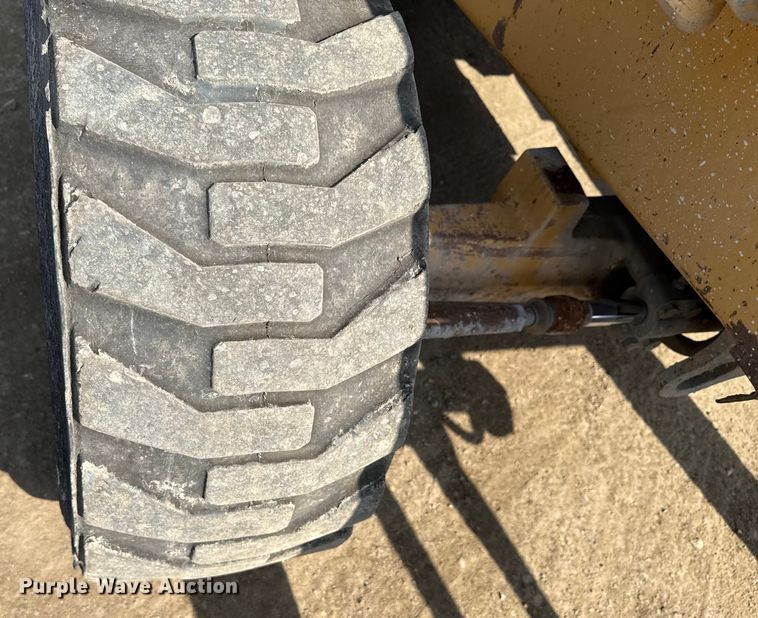 image for item ND9420 1998 John Deere 210LE landscape tractor