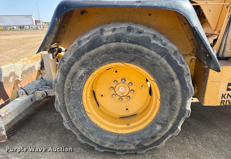 image for item ND9420 1998 John Deere 210LE landscape tractor