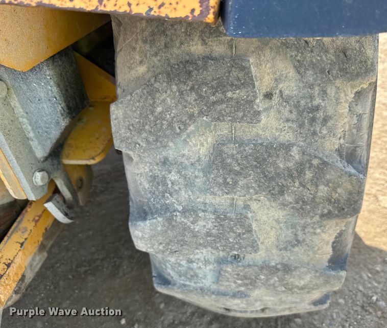 image for item ND9420 1998 John Deere 210LE landscape tractor