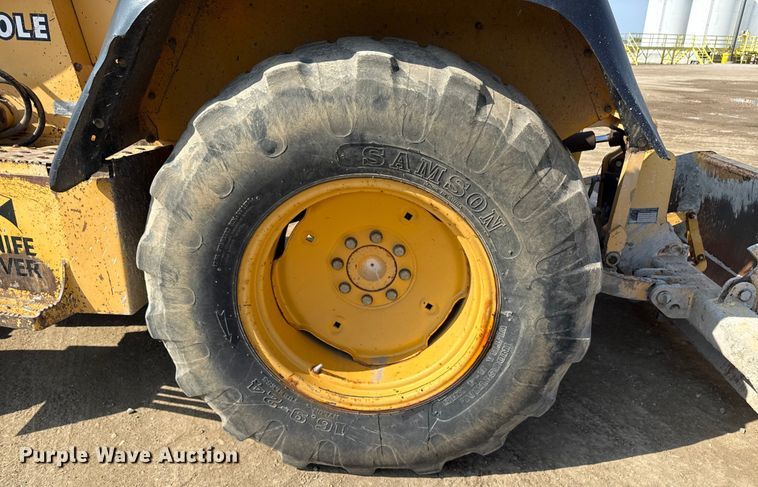 image for item ND9420 1998 John Deere 210LE landscape tractor