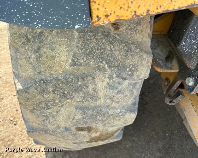 image for item ND9420 1998 John Deere 210LE landscape tractor