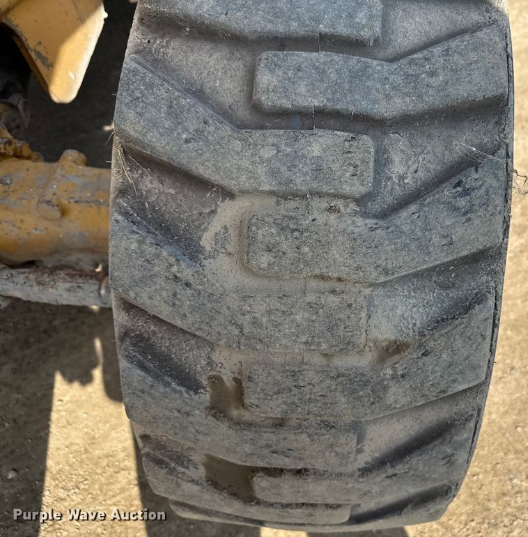 image for item ND9420 1998 John Deere 210LE landscape tractor