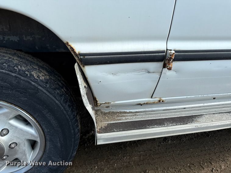 image for item ND9427 1996 Ford Club Wagon van