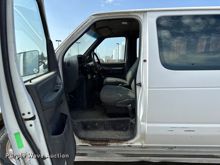 image for item ND9427 1996 Ford Club Wagon van