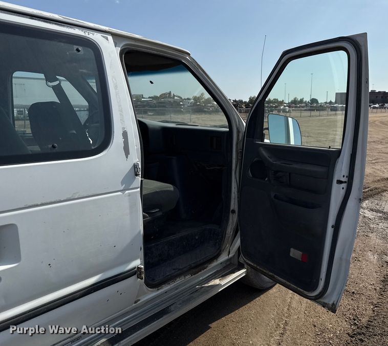 image for item ND9427 1996 Ford Club Wagon van