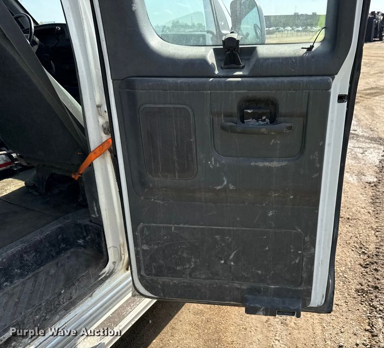 image for item ND9427 1996 Ford Club Wagon van