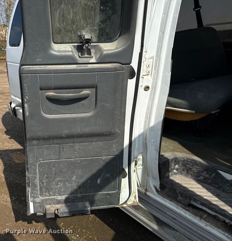 image for item ND9427 1996 Ford Club Wagon van