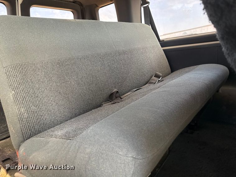 image for item ND9427 1996 Ford Club Wagon van