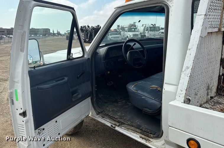 image for item ND9428 1991 Ford F450 Super Duty flatbed truck