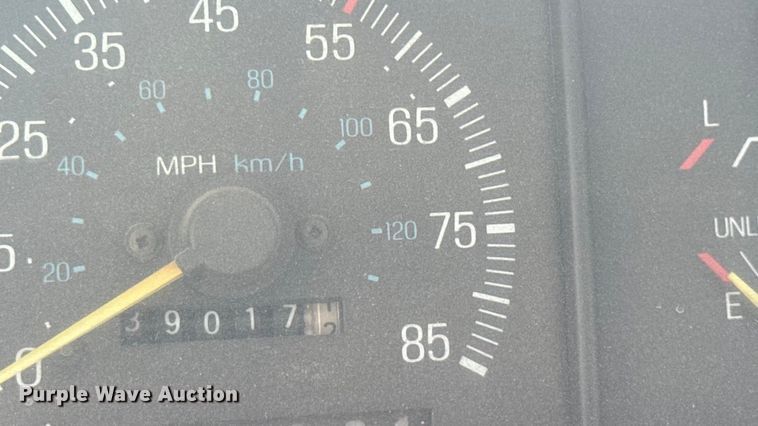 image for item ND9428 1991 Ford F450 Super Duty flatbed truck