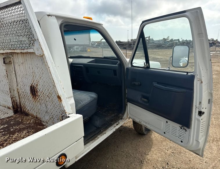 image for item ND9428 1991 Ford F450 Super Duty flatbed truck