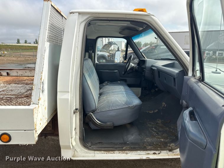 image for item ND9428 1991 Ford F450 Super Duty flatbed truck