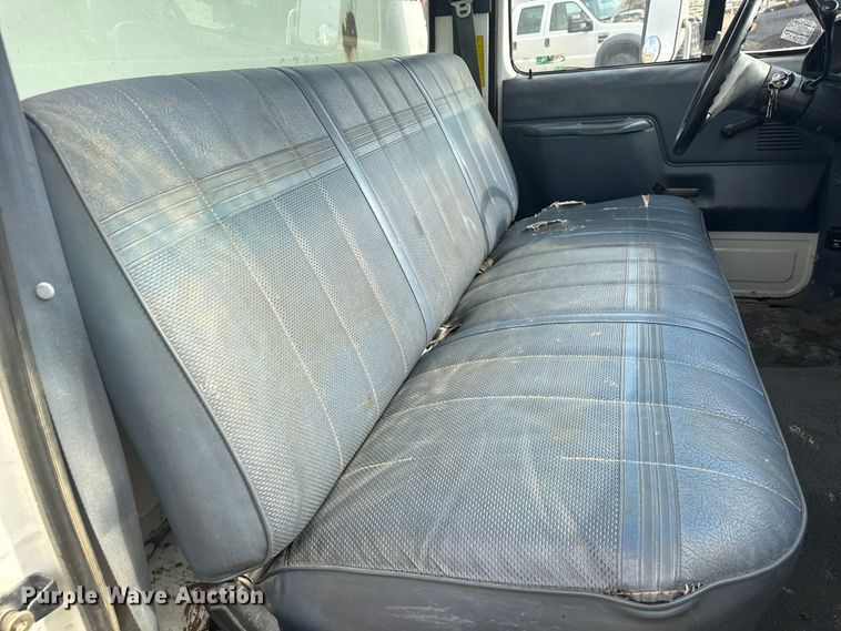 image for item ND9428 1991 Ford F450 Super Duty flatbed truck