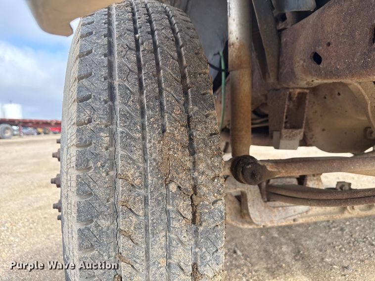 image for item ND9428 1991 Ford F450 Super Duty flatbed truck